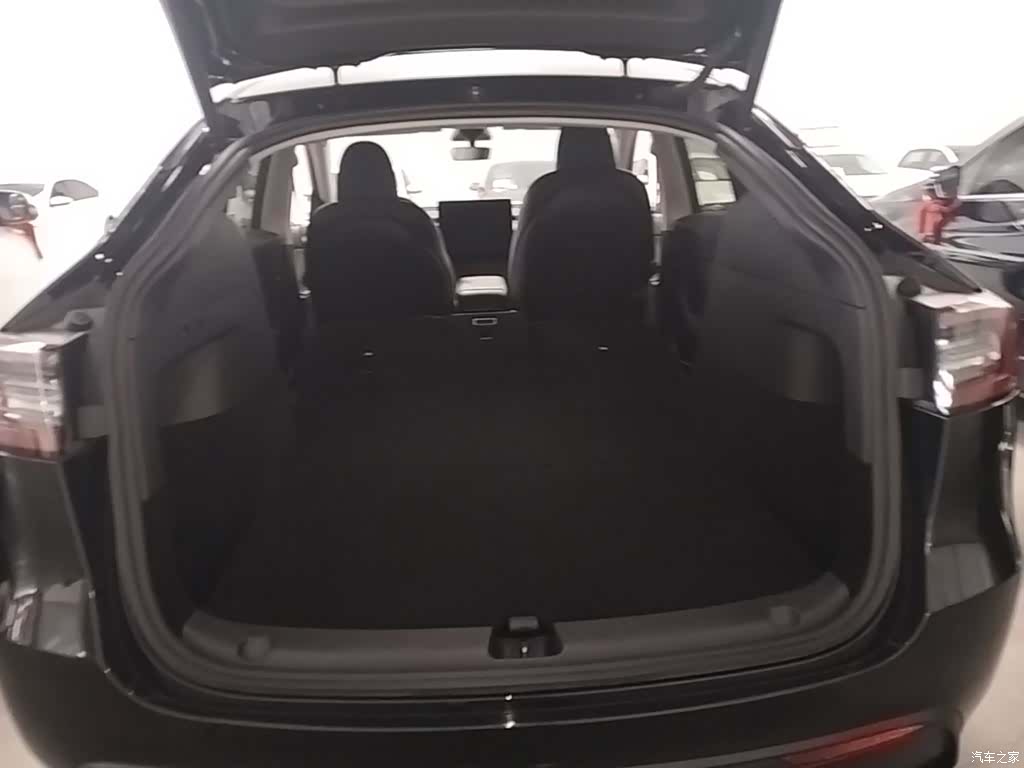 Tesla Model Y, 2023 19