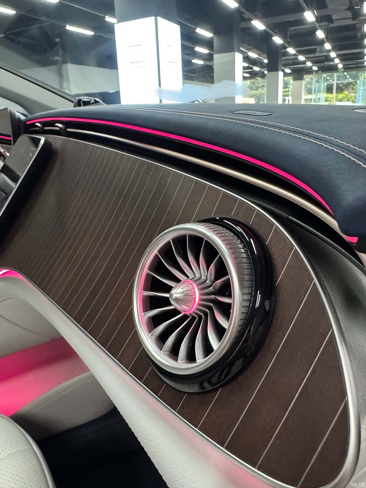 Mercedes-Benz EQE, 2025 13