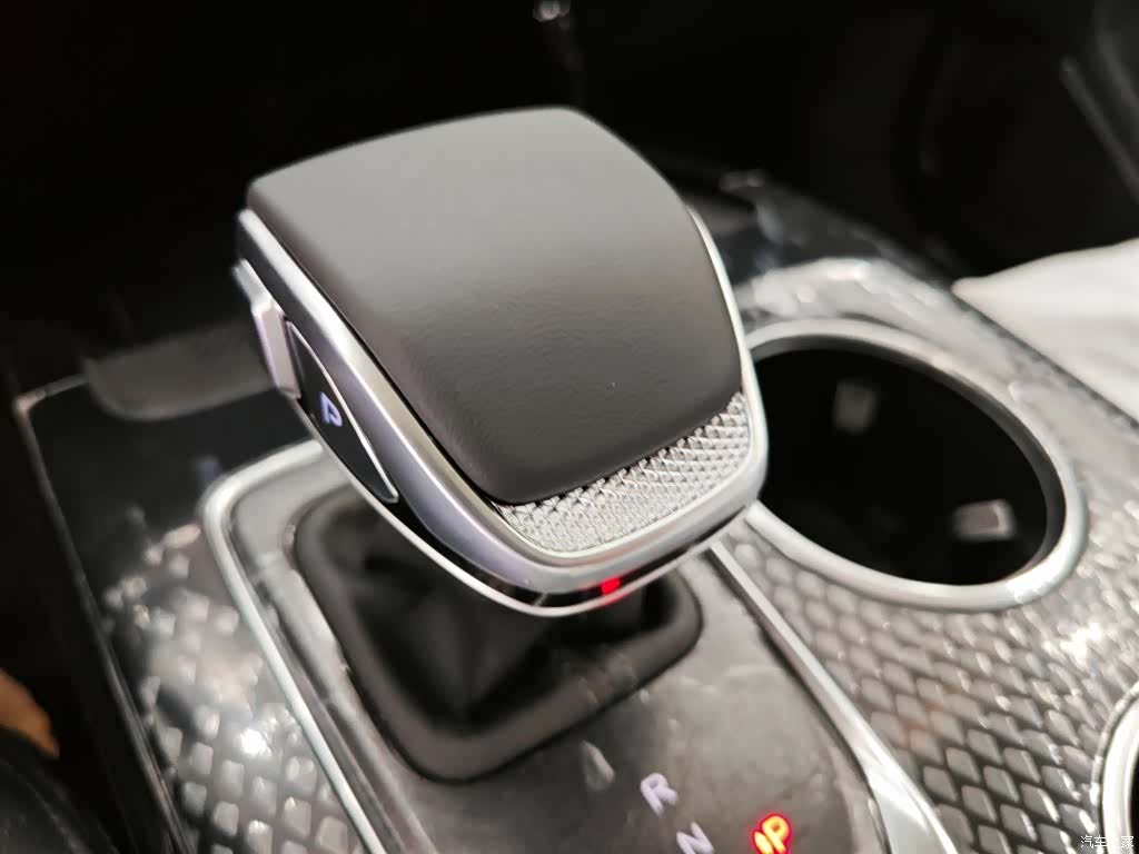 Hongqi HS3, 2026 13