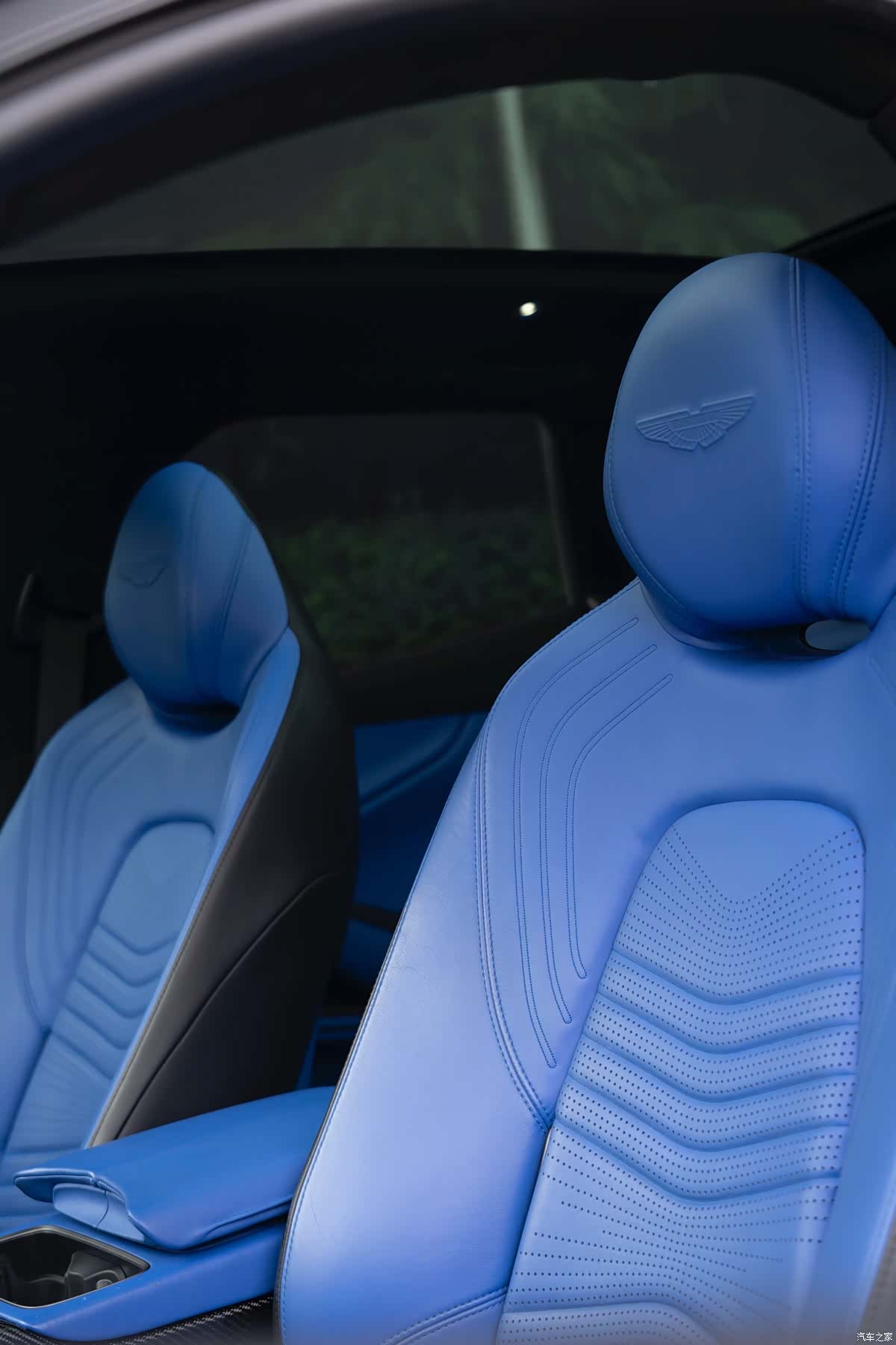 Aston Martin DBX, 2022 10