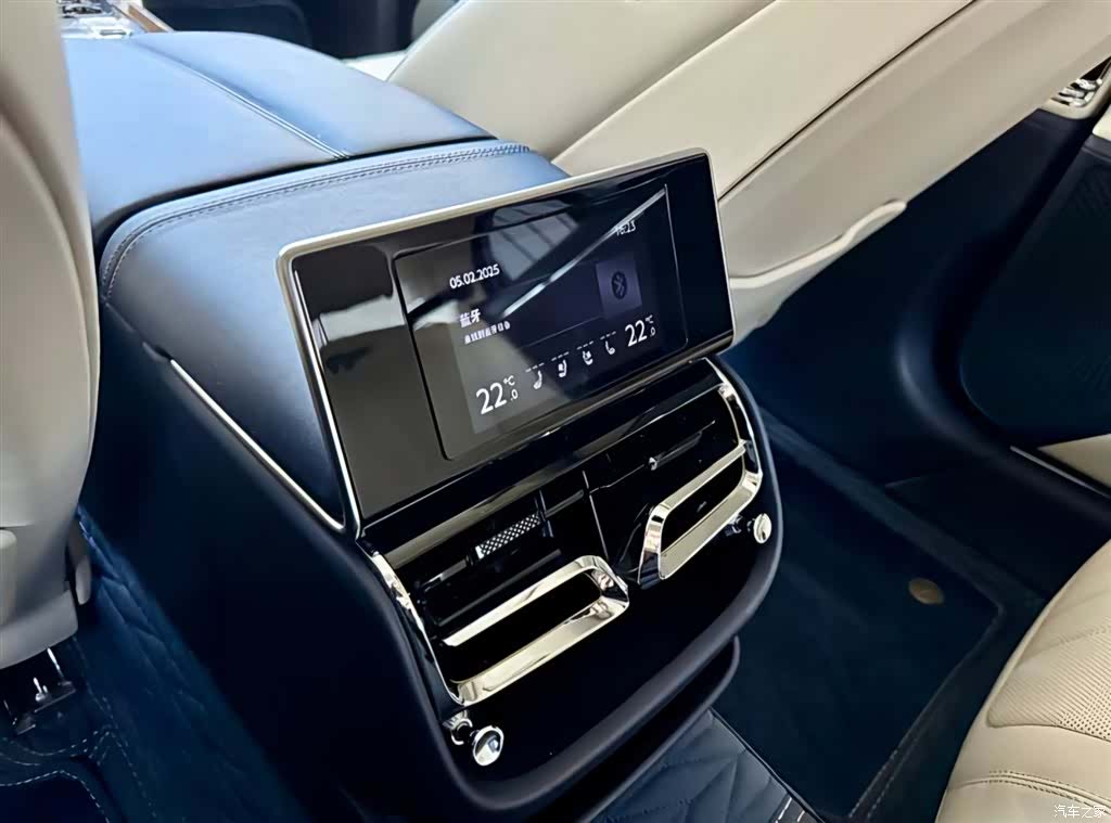 Bentley Flying Spur, 2023 11