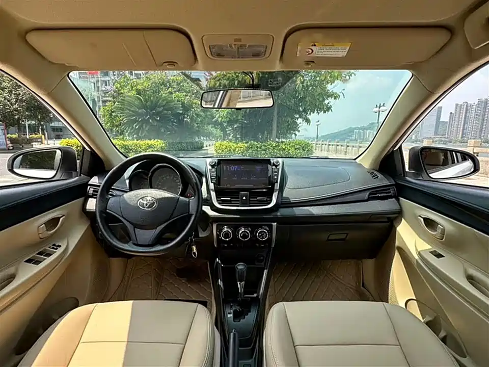 Toyota YARiS L to enjoy