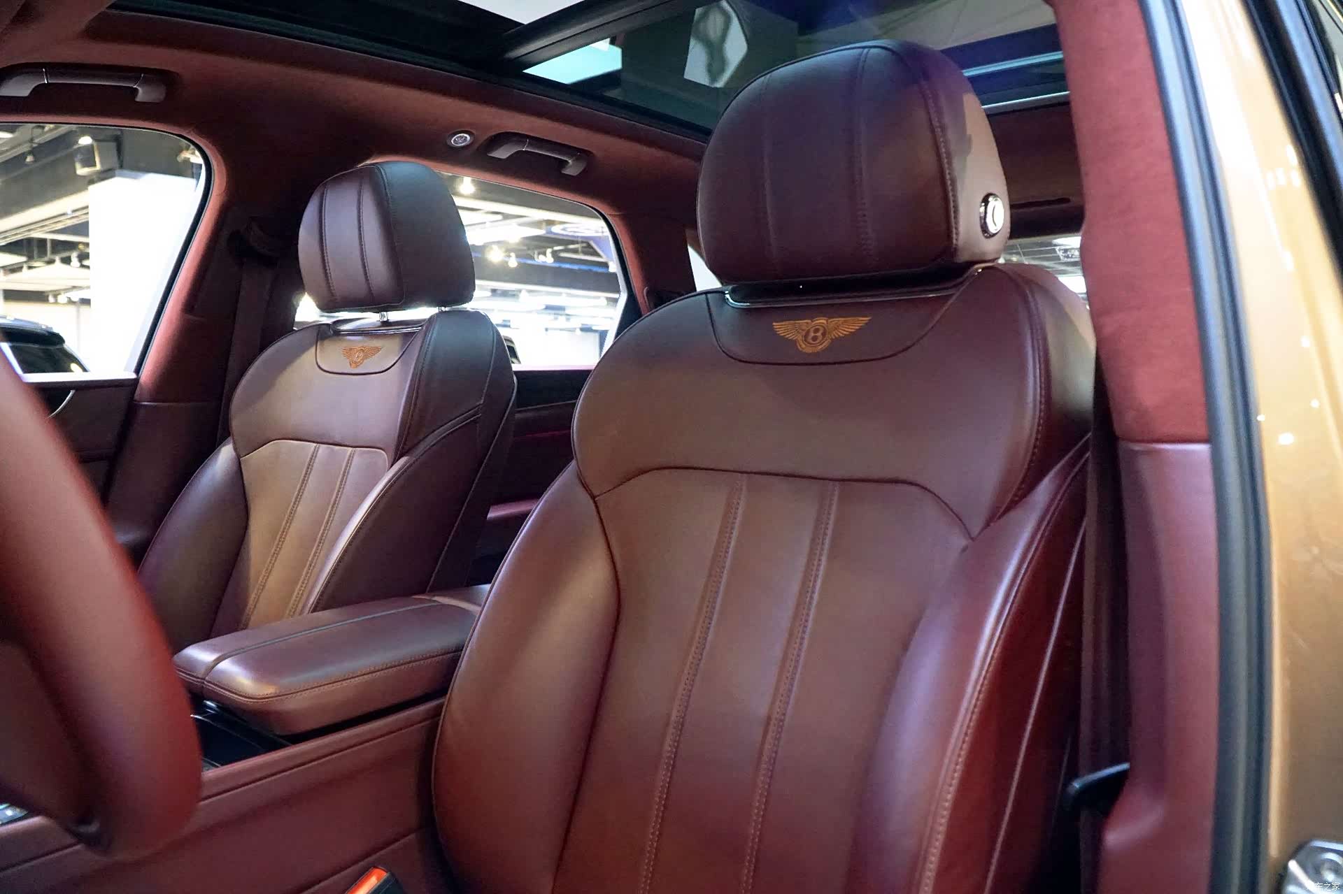 Bentley Bentayga, 2019 10