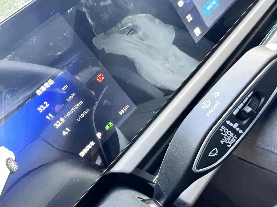 VOYAH Lantu chasing light