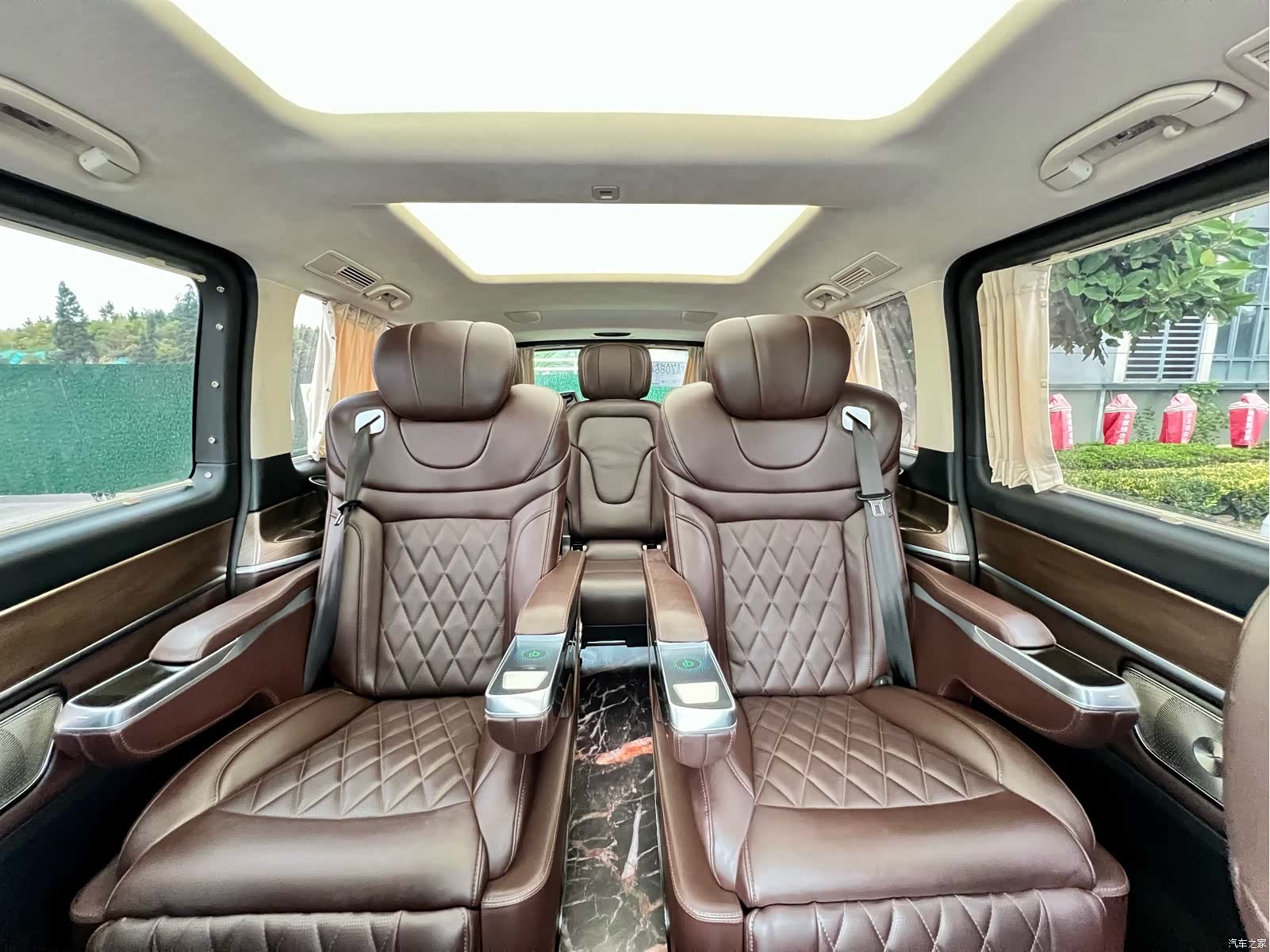 Mercedes-Benz V-Class, 2024 15
