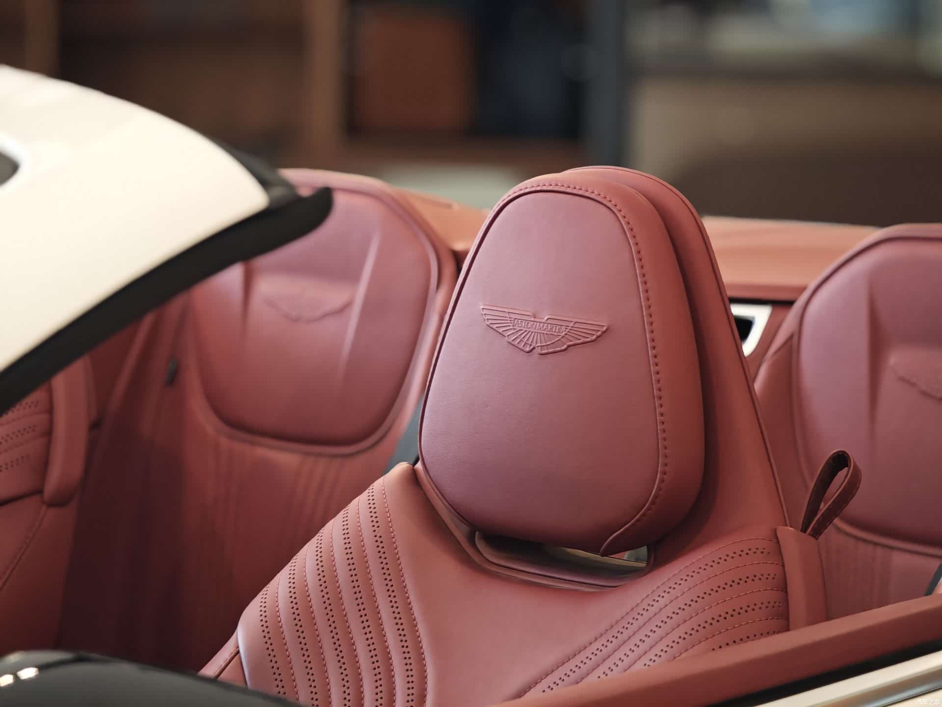 Aston Martin DB11, 2023 11