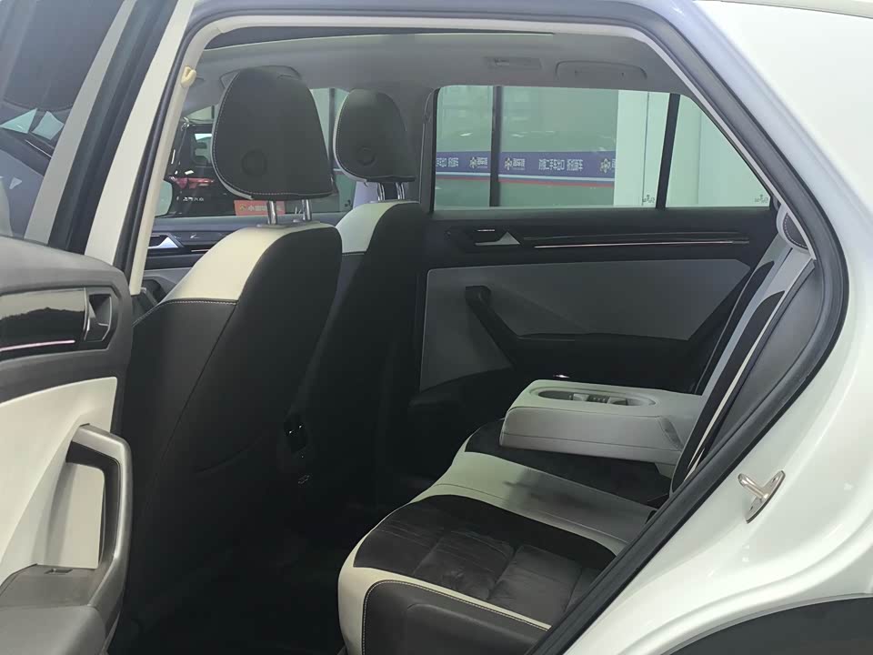 Volkswagen T-ROC exploring Songs