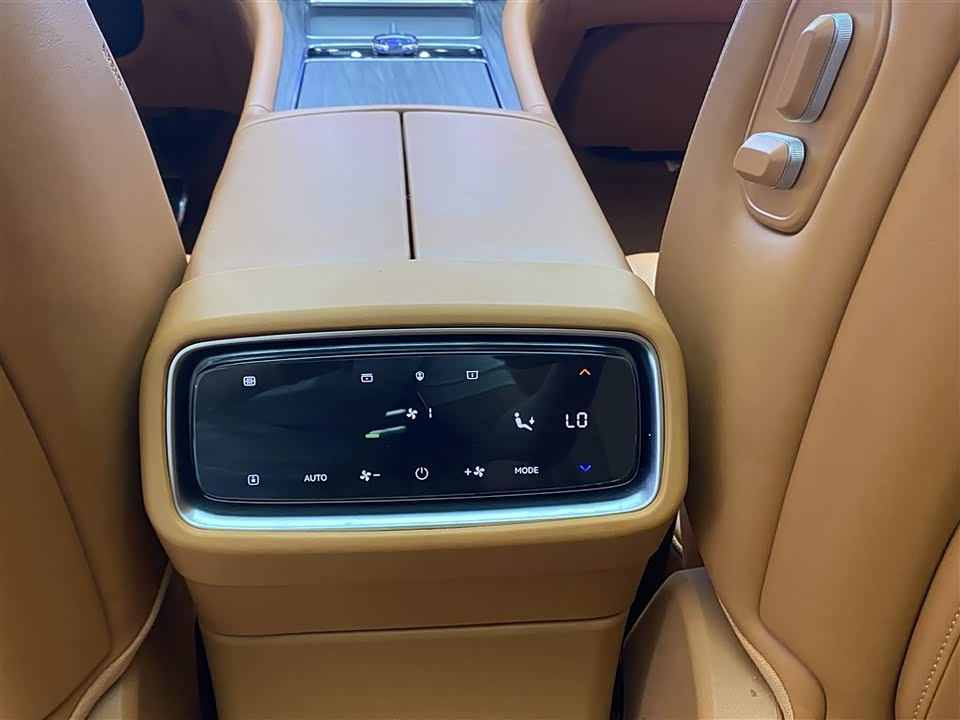 AITO Ask the world M9