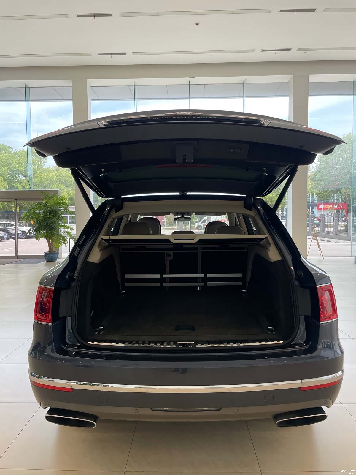 Bentley Bentayga, 2017 9