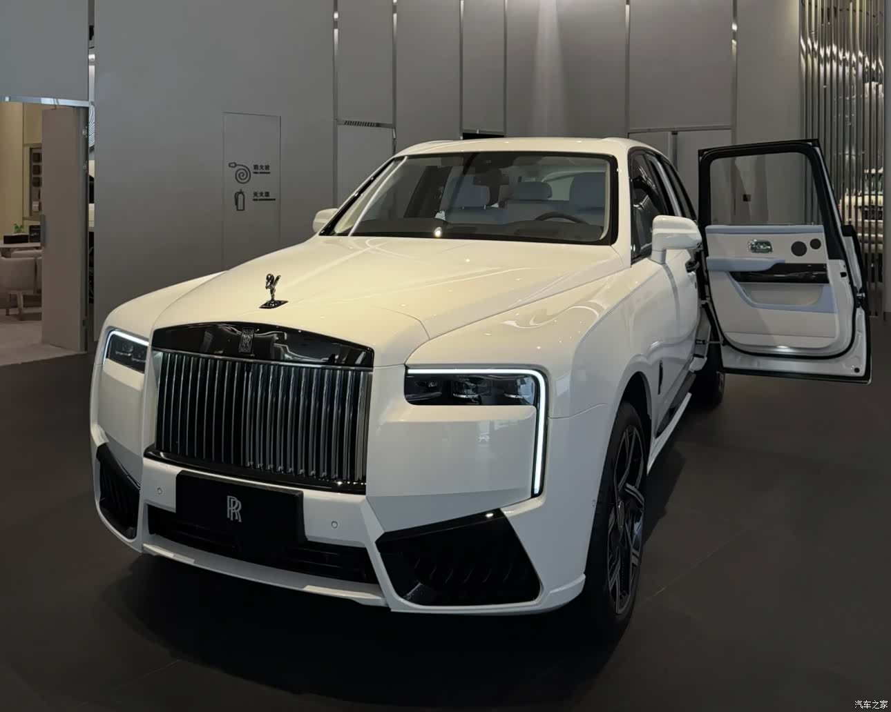 Rolls-Royce Cullinan, 1900 2