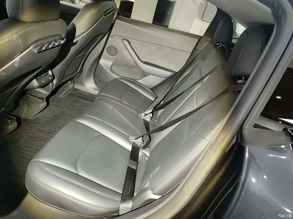 Tesla Model Y, 2024 17