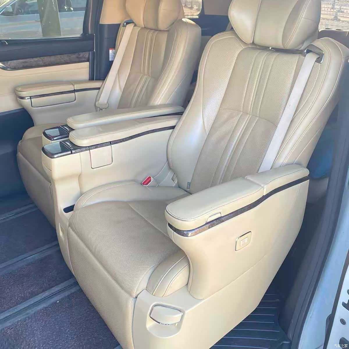 Toyota Alphard, 2019 8