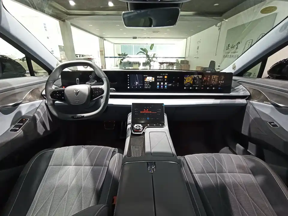 VOYAH Lantu chasing light