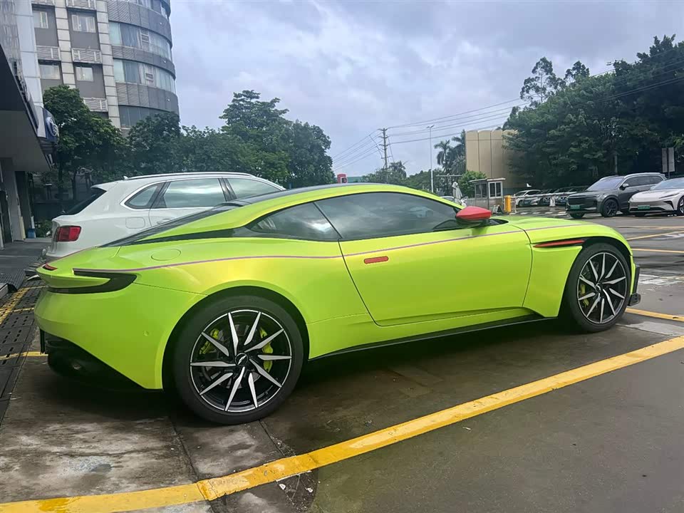 Aston Martin DB11