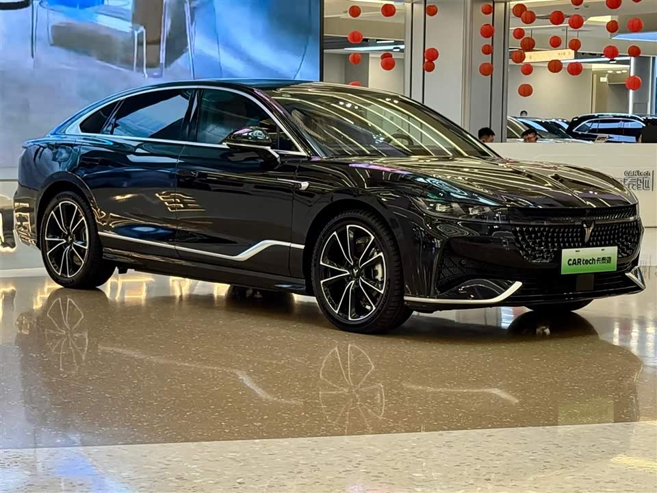 VOYAH Lantu chasing light