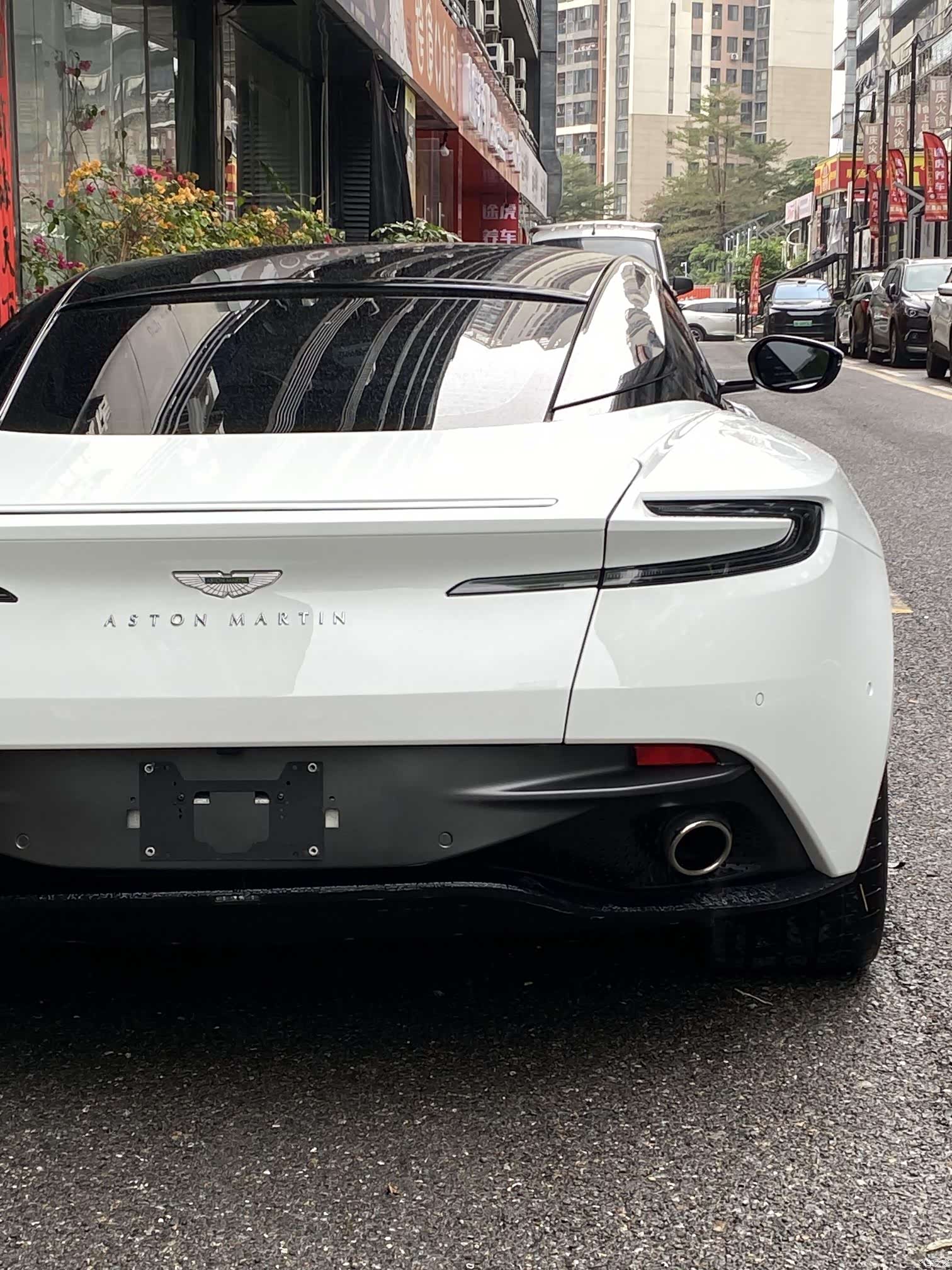 Aston Martin DB11, 2022 6
