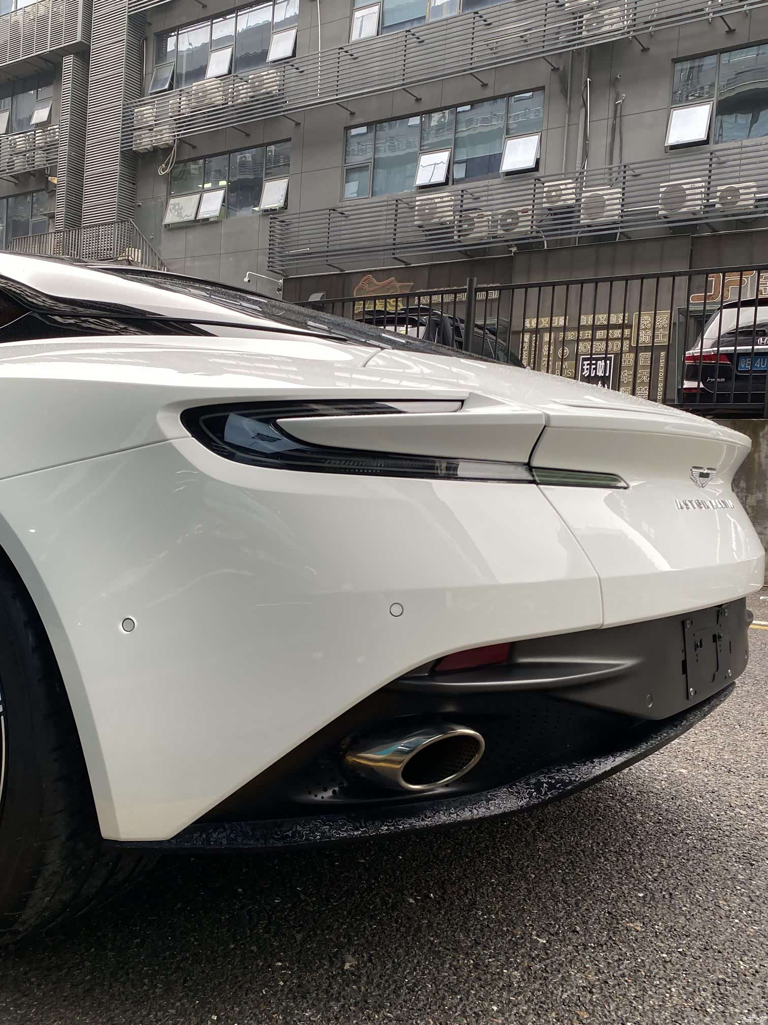 Aston Martin DB11, 2022 7