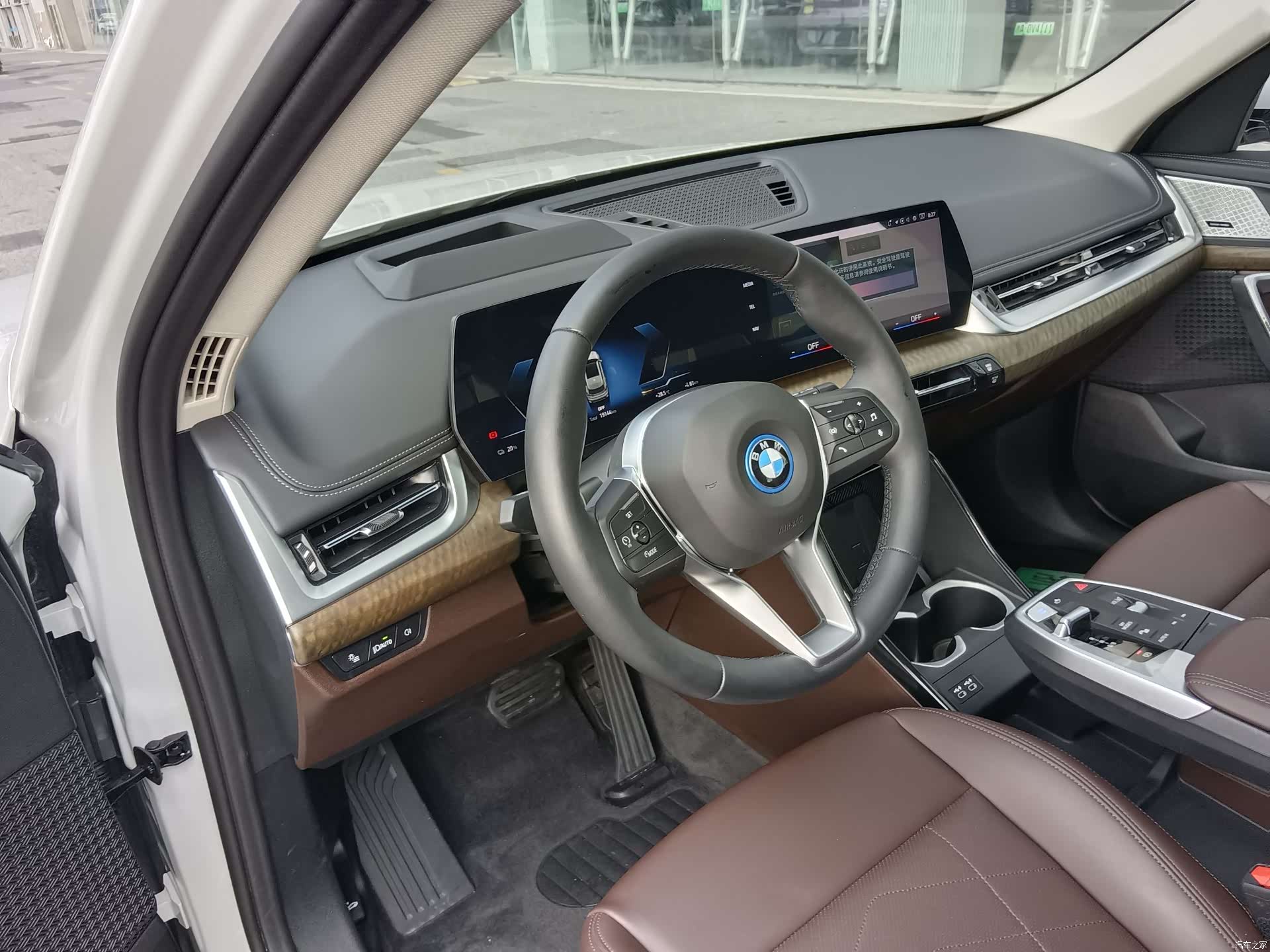 BMW iX1, 2023 13