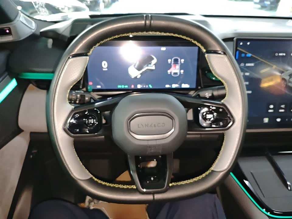 Lynk & Co 08 EM-P