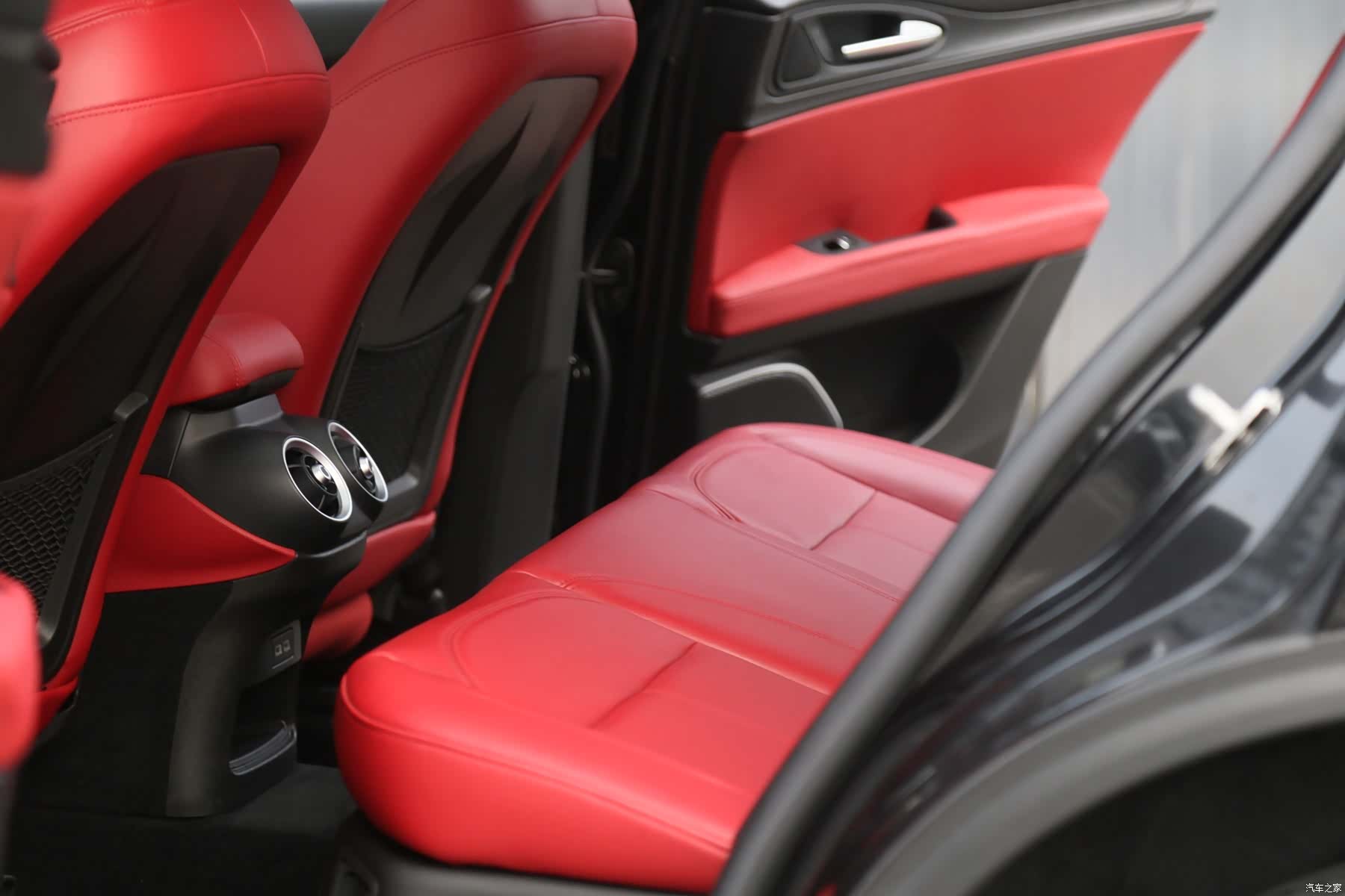 Alfa Romeo Stelvio, 2019 14