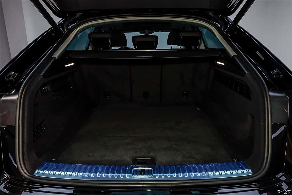 Audi Q8, 2023 6