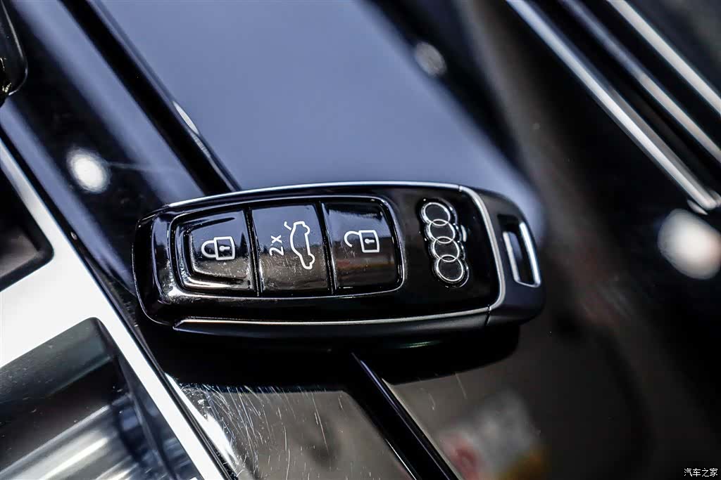 Audi Q8, 2023 25