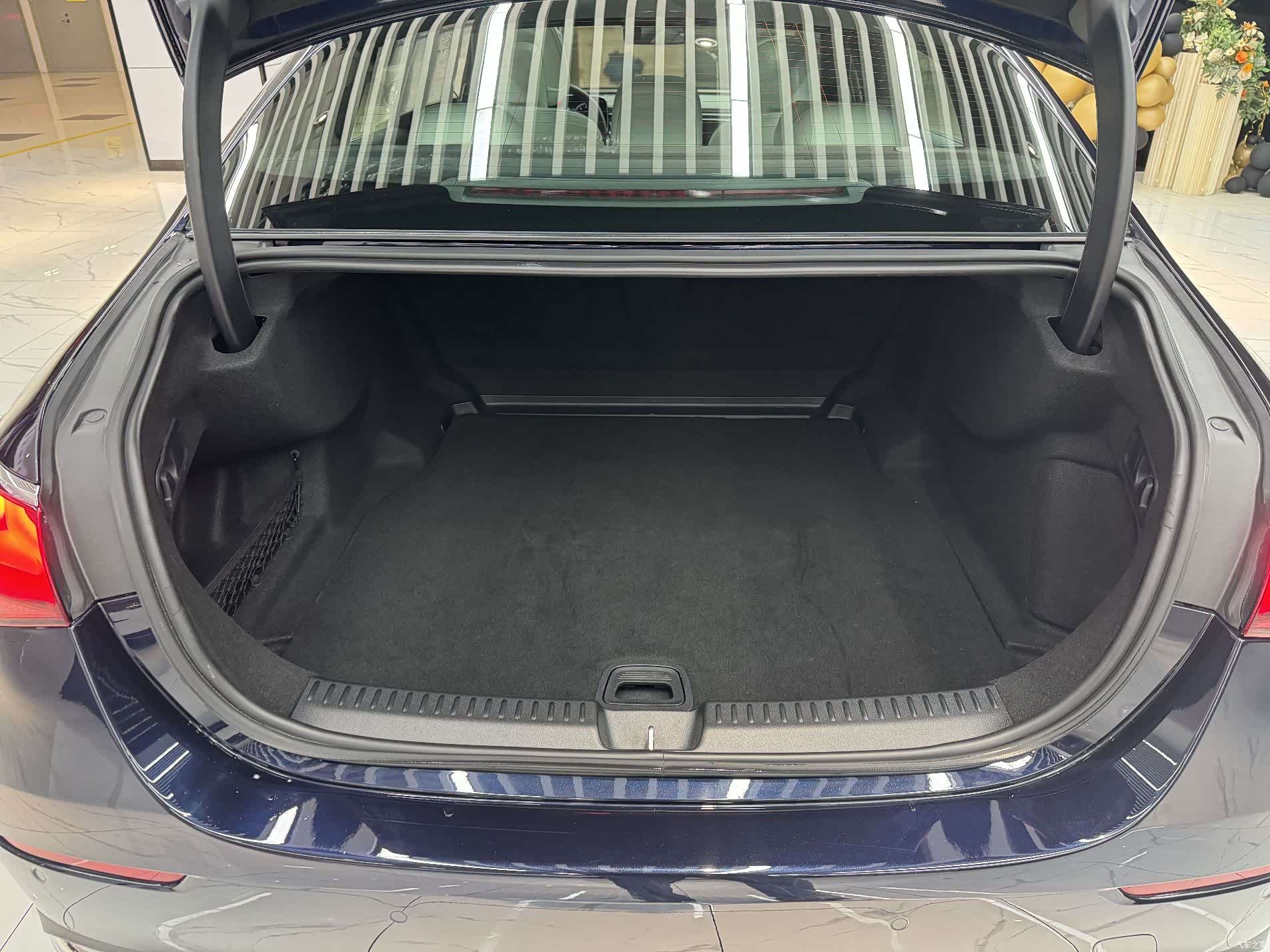 Mercedes-Benz E-Class, 2023 14