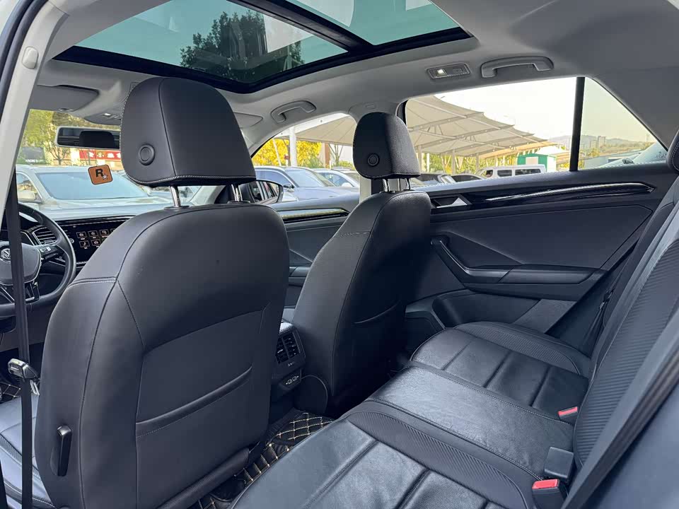 Volkswagen T-ROC exploring Songs