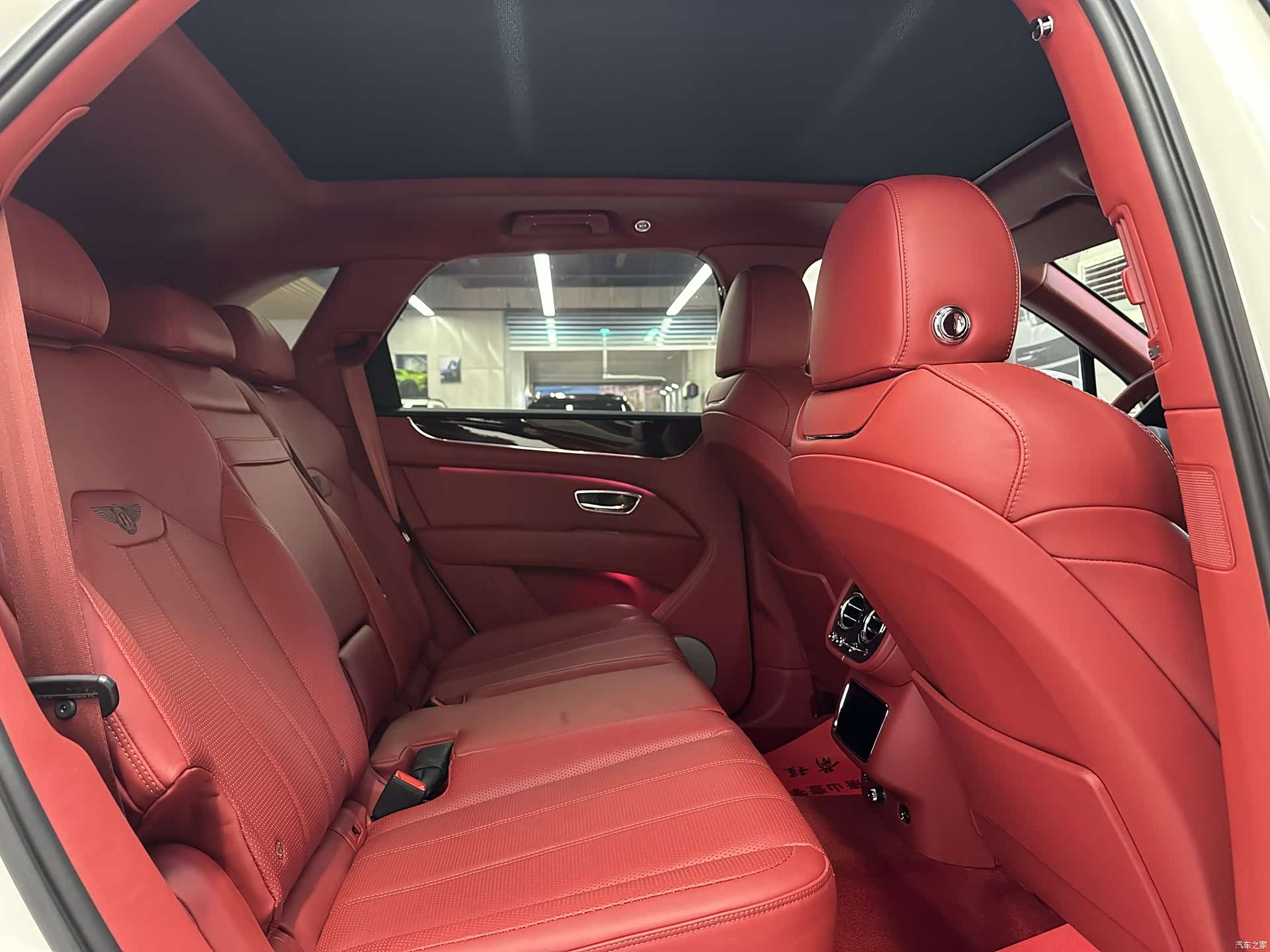 Bentley Bentayga, 2021 27