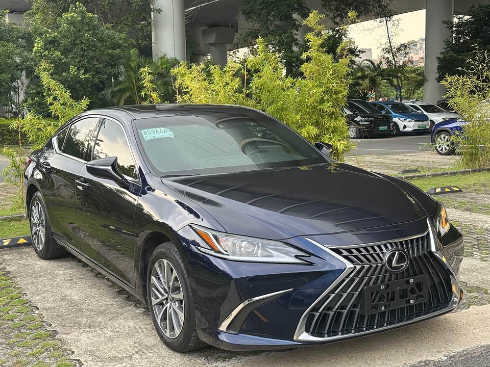 Lexus ES