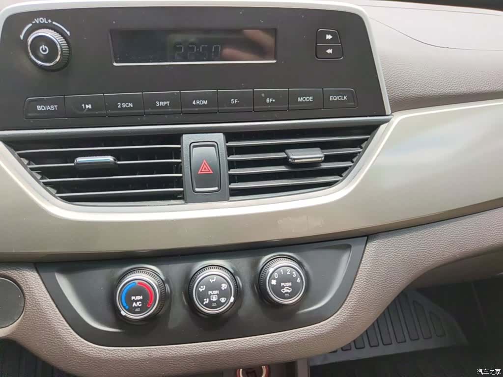 Wuling 310W, 2021 13