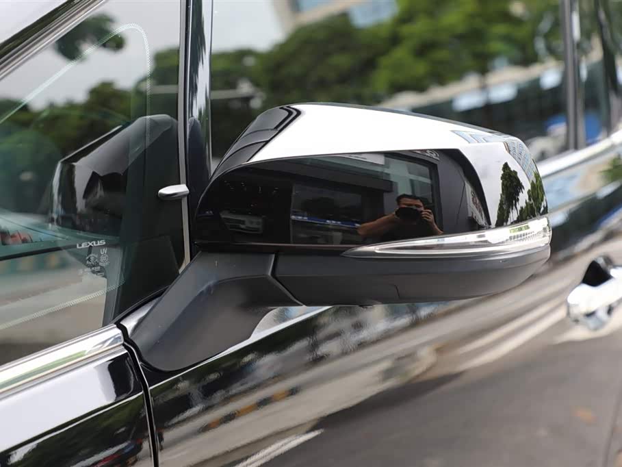 Lexus LM Lexus LM