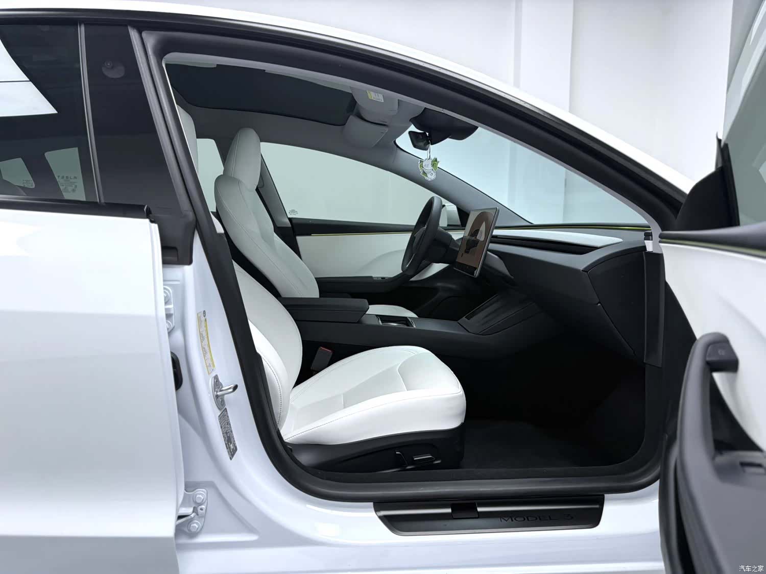 Tesla Model 3, 2025 7