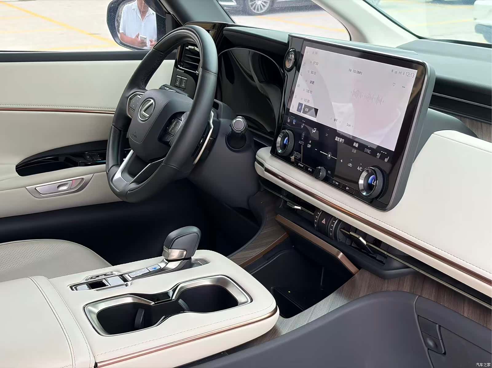 Lexus LM, 2025 4