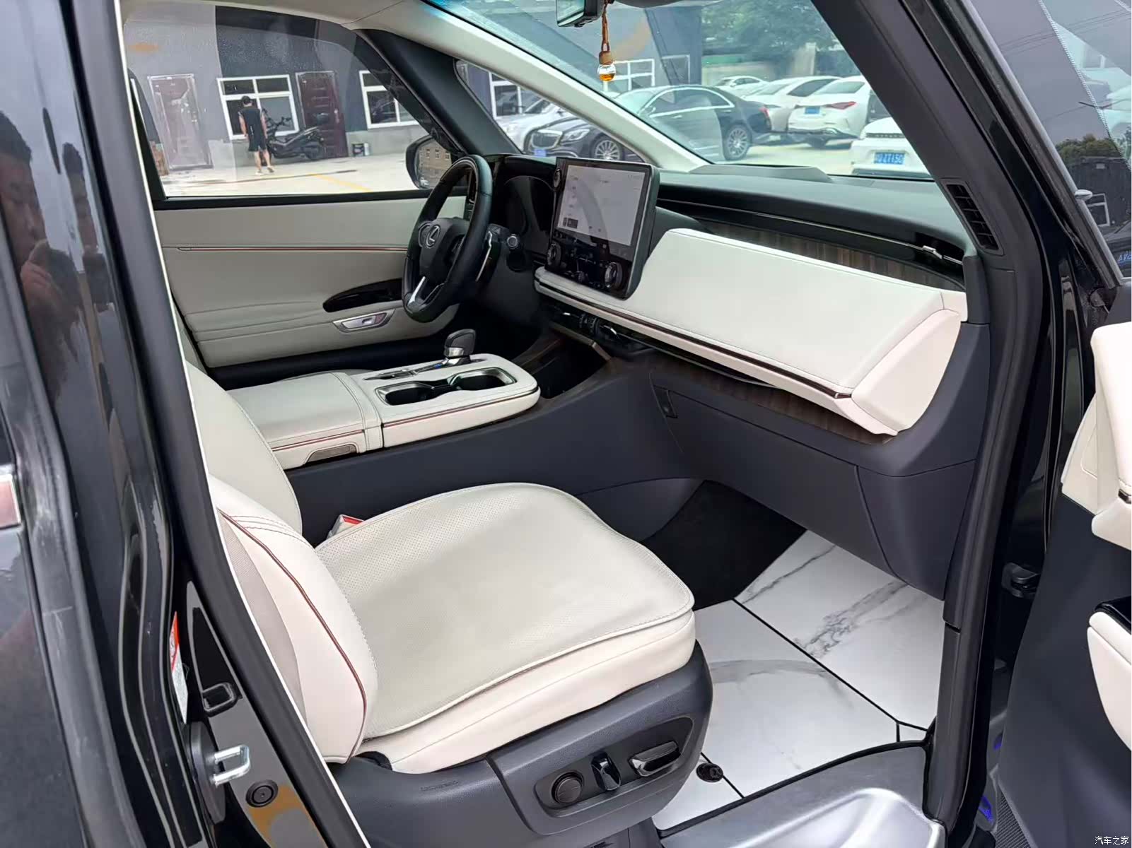Lexus LM, 2025 7