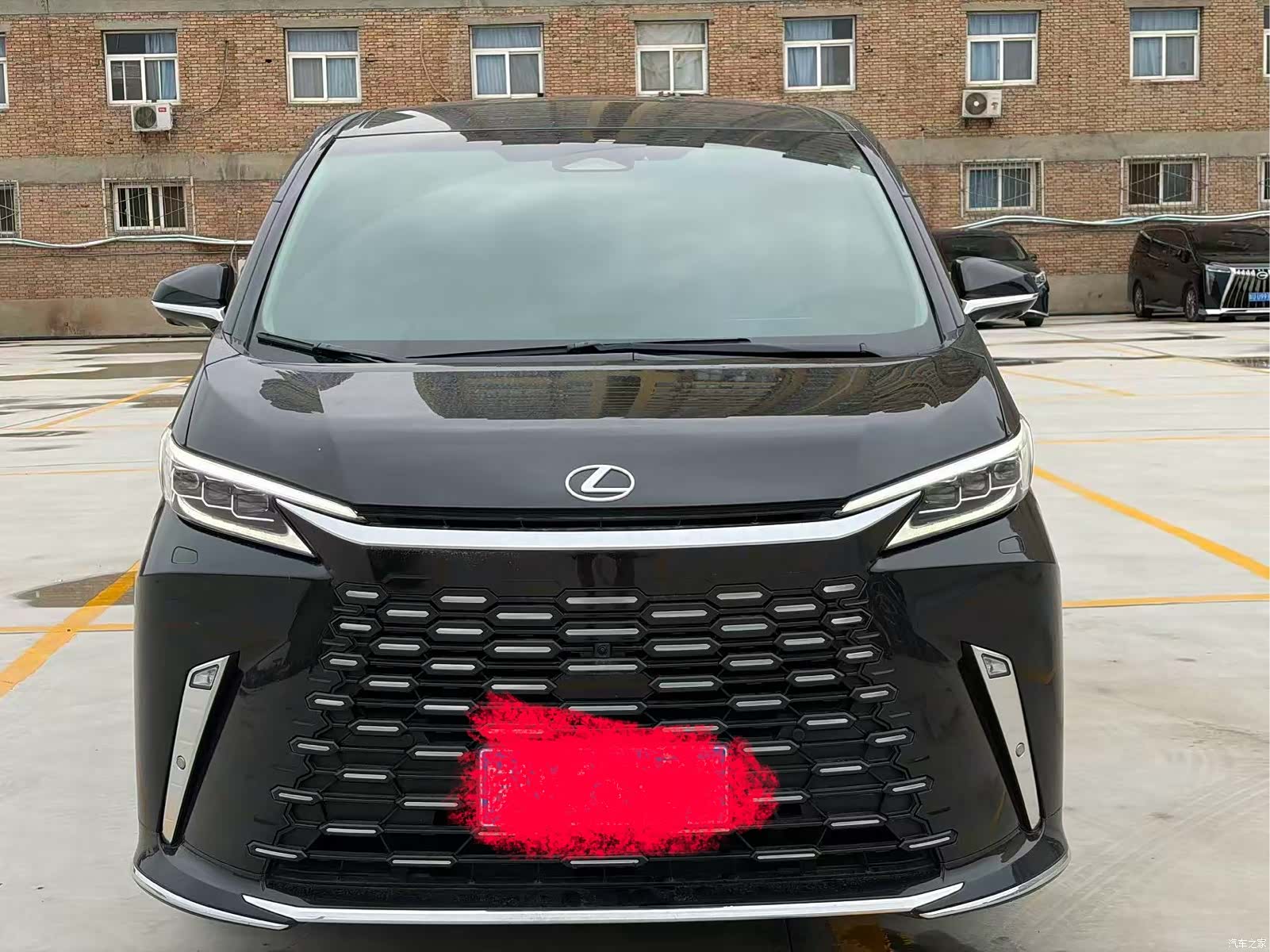 Lexus LM, 2025 3