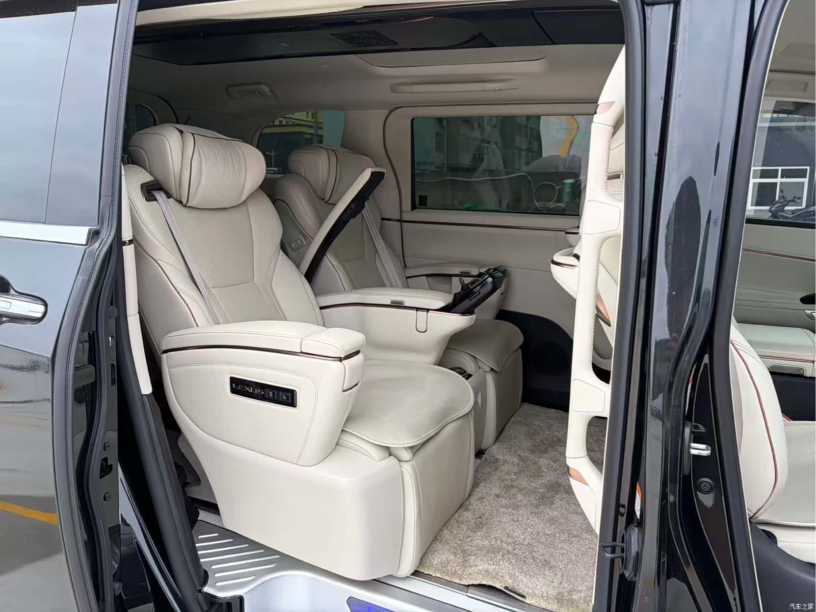 Lexus LM, 2025 8