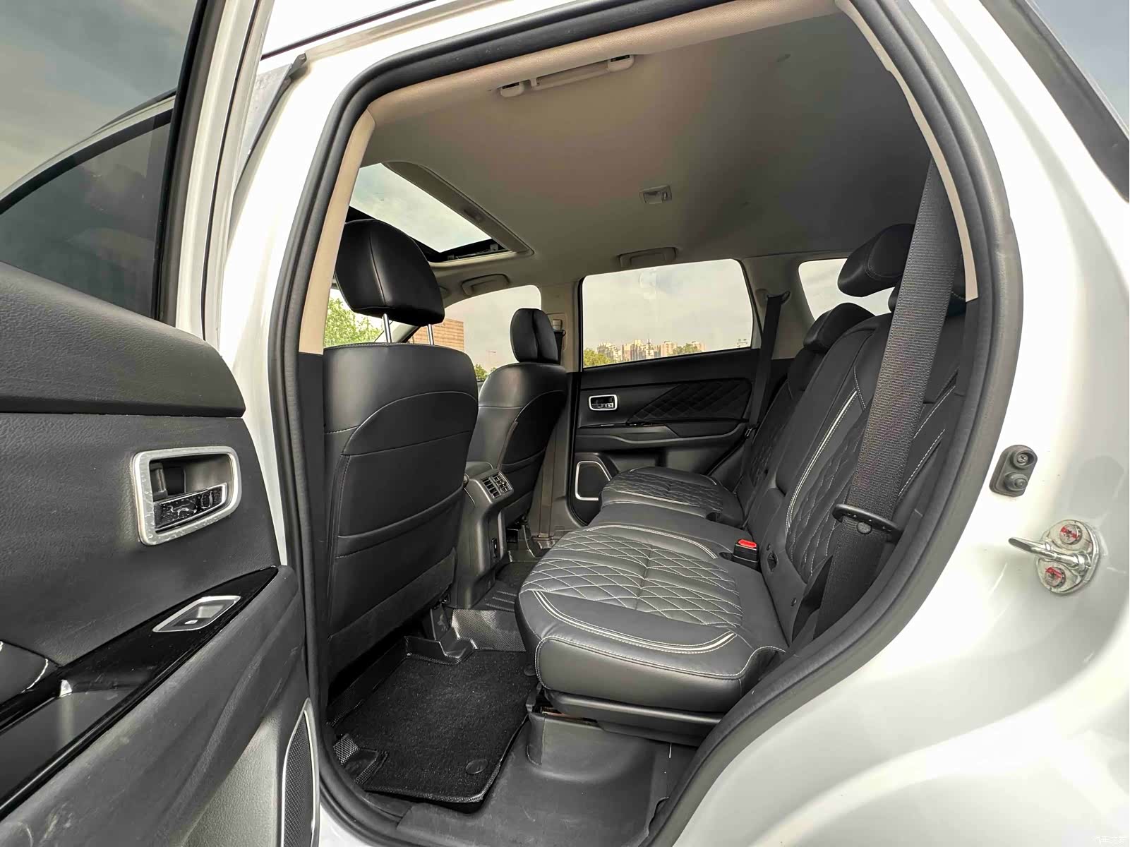 Mitsubishi Outlander, 2023 все фото