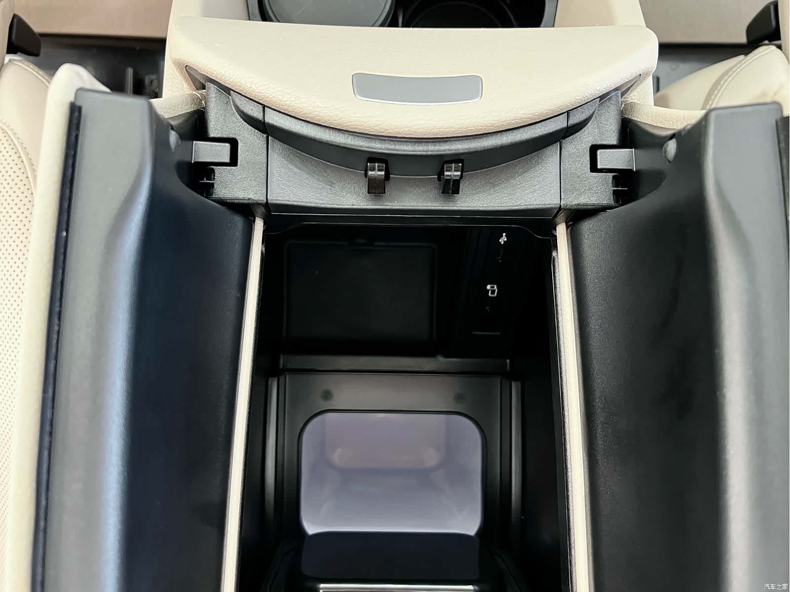 Mercedes-Benz V-Class, 2023 18