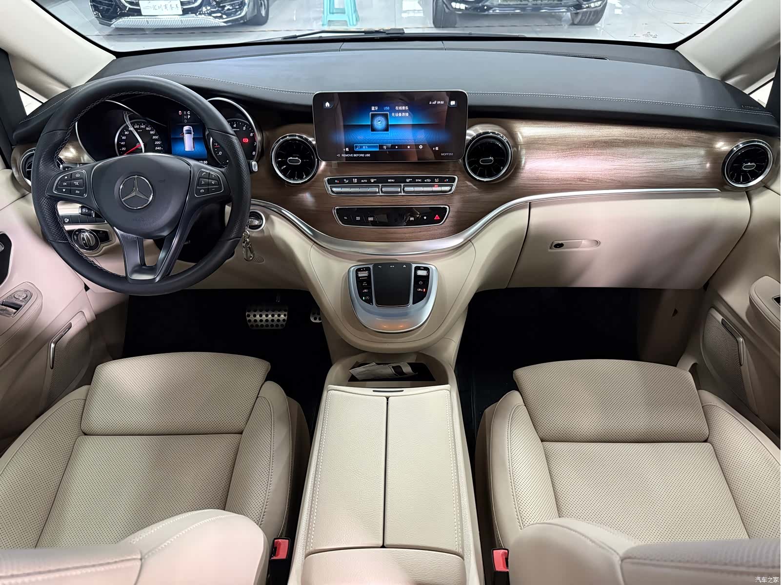 Mercedes-Benz V-Class, 2024 3