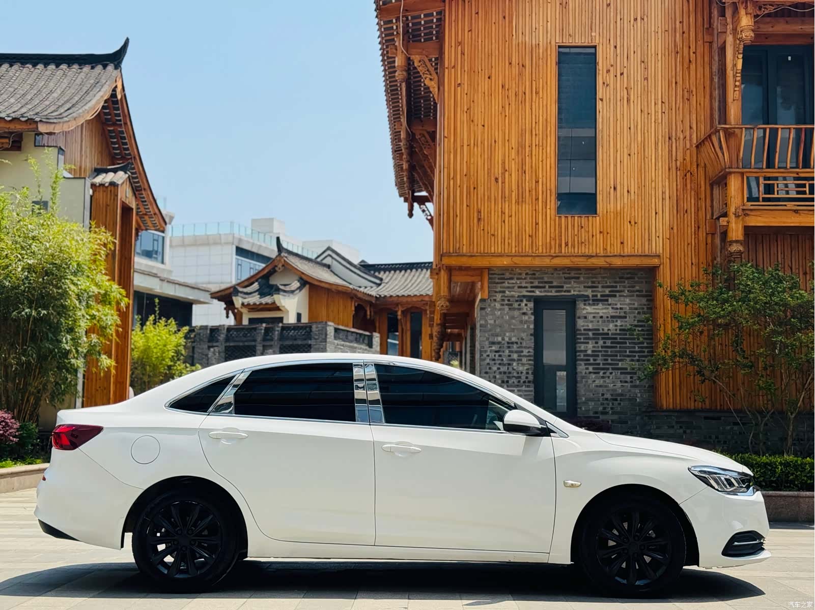 Chevrolet 320, 2022 все фото