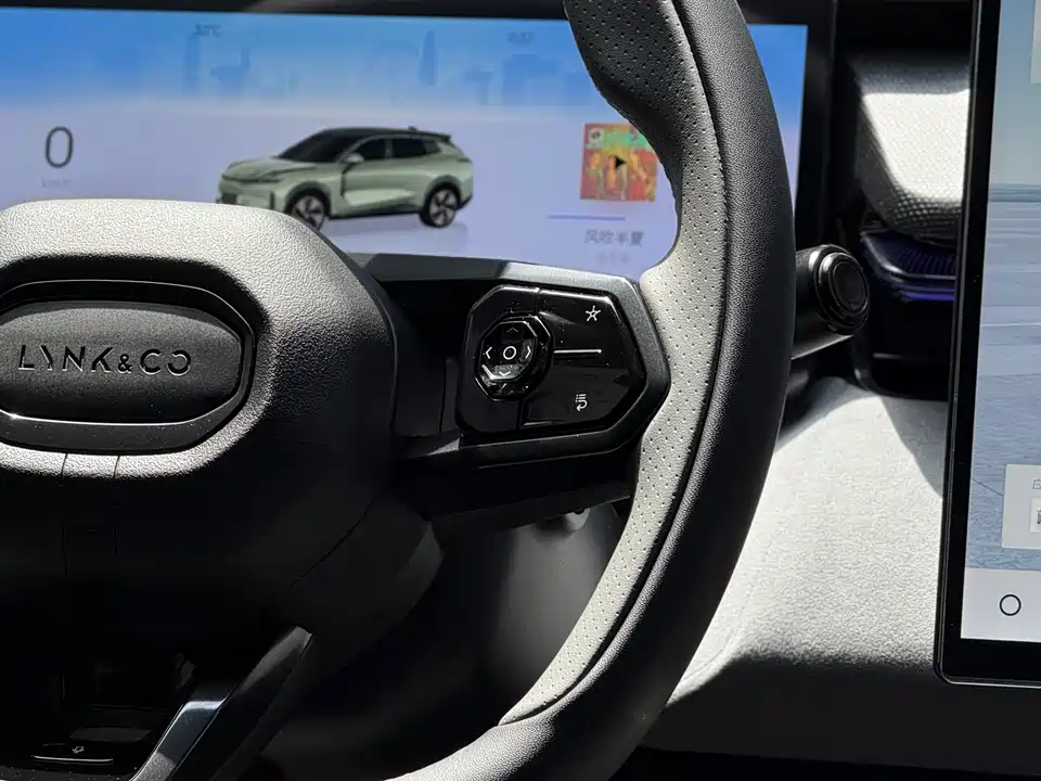 Lynk & Co 08 EM-P