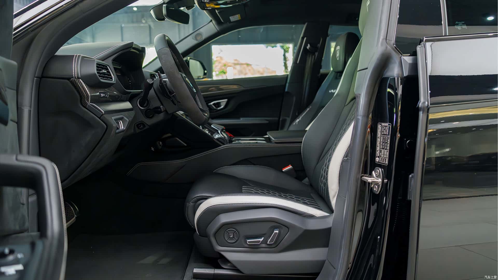 Lamborghini Urus, 2023 8