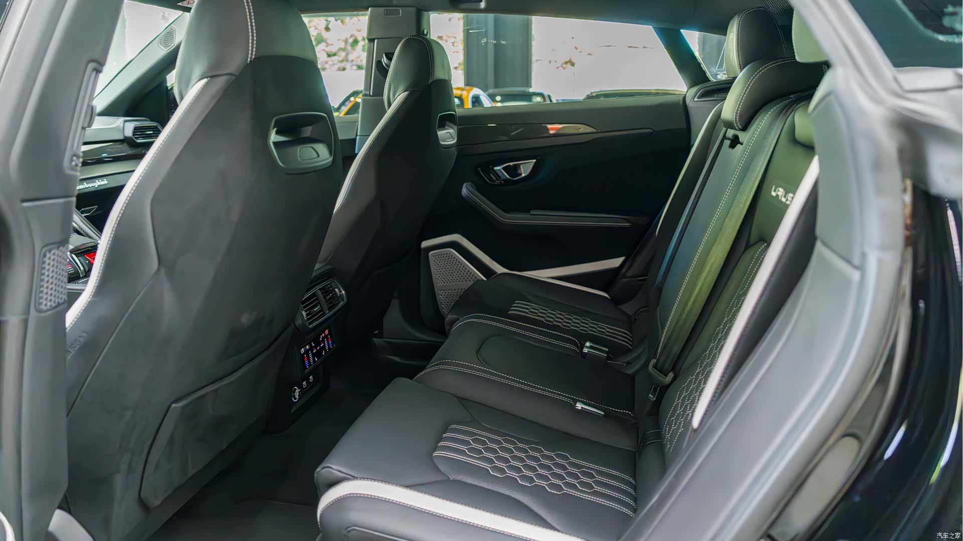 Lamborghini Urus, 2023 14