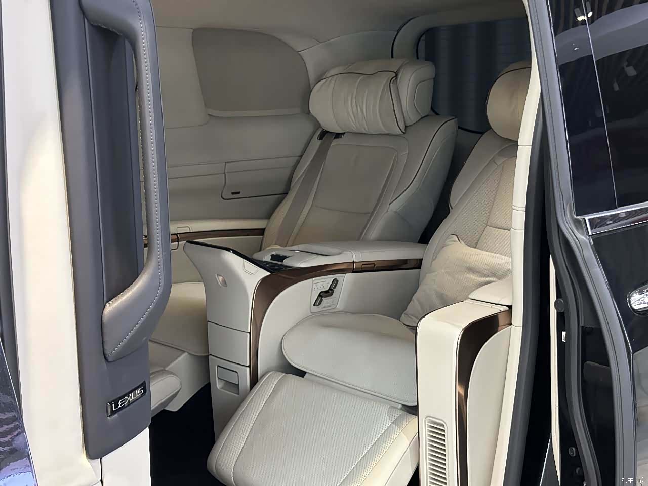 Lexus LM, 2024 все фото