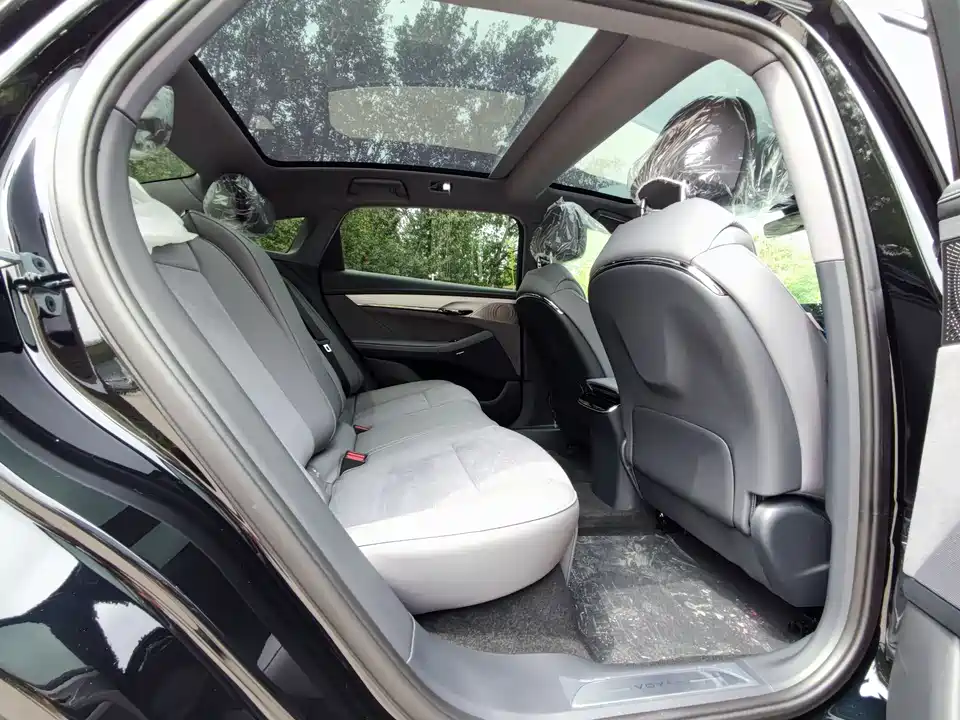 VOYAH Lantu chasing light