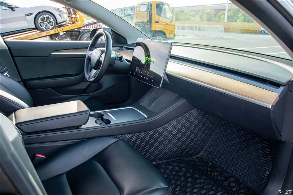 Tesla Model 3, 2023 13