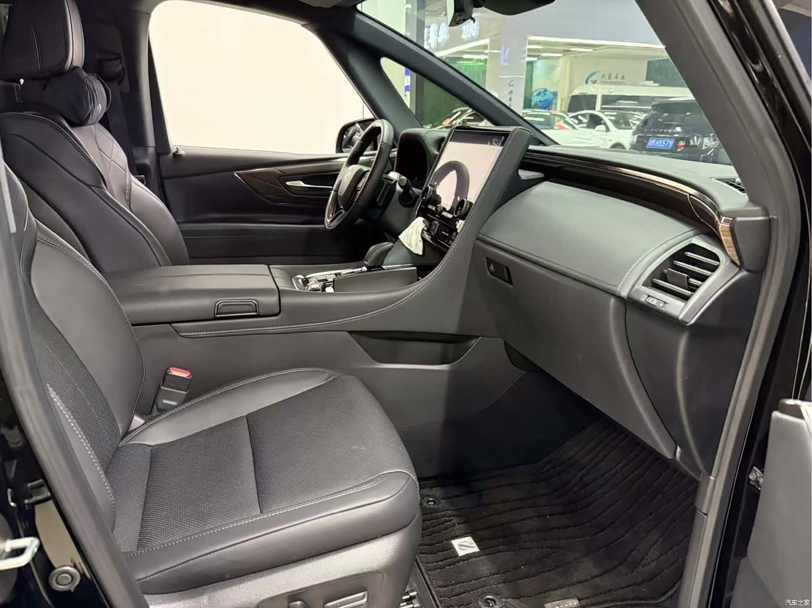 Toyota Alphard, 2026 4