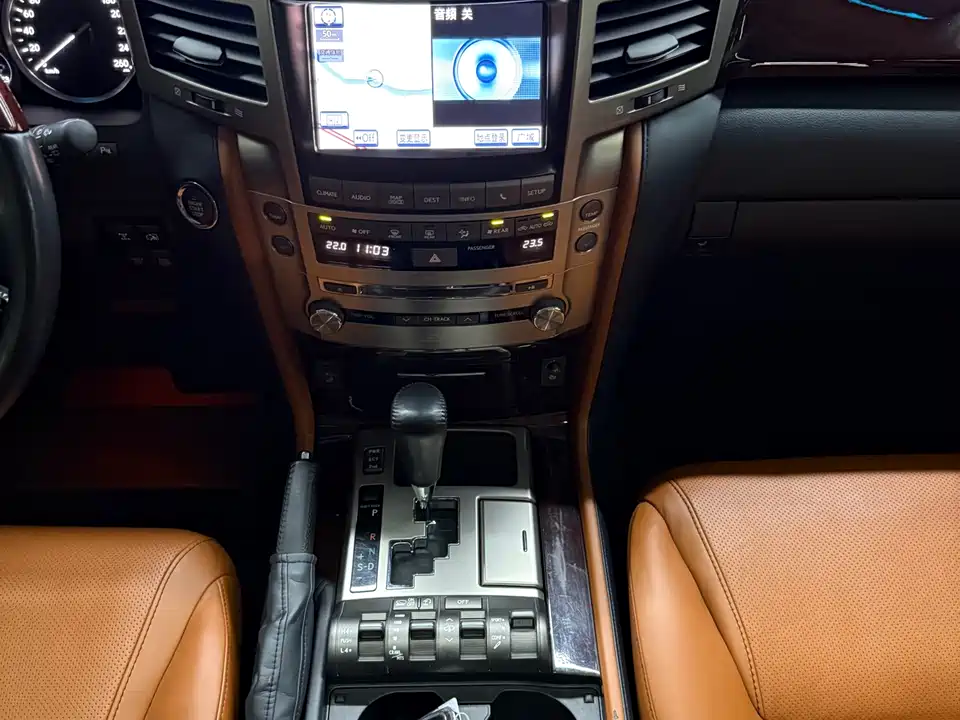 Lexus LX