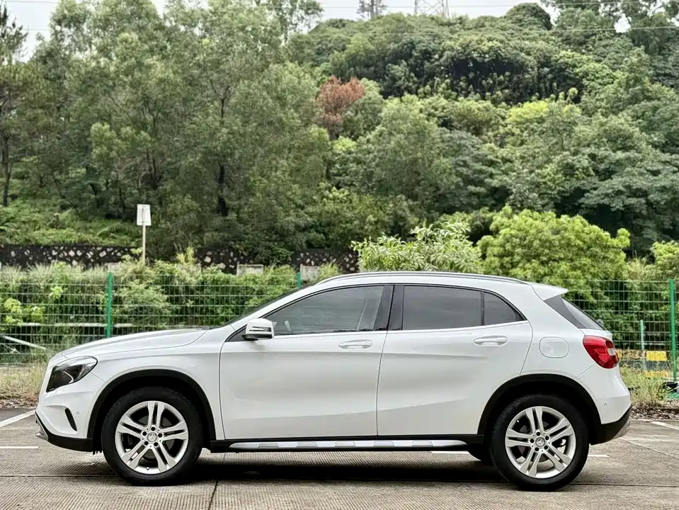 Mercedes-Benz GLA Mercedes-Benz GLA